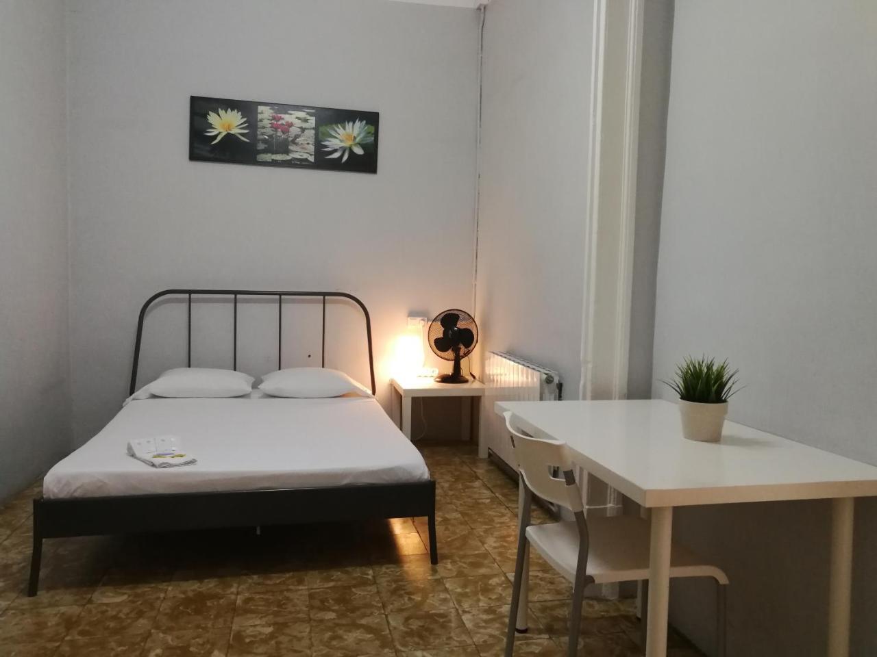 Central & Basic Ramblas 巴塞罗那 外观 照片